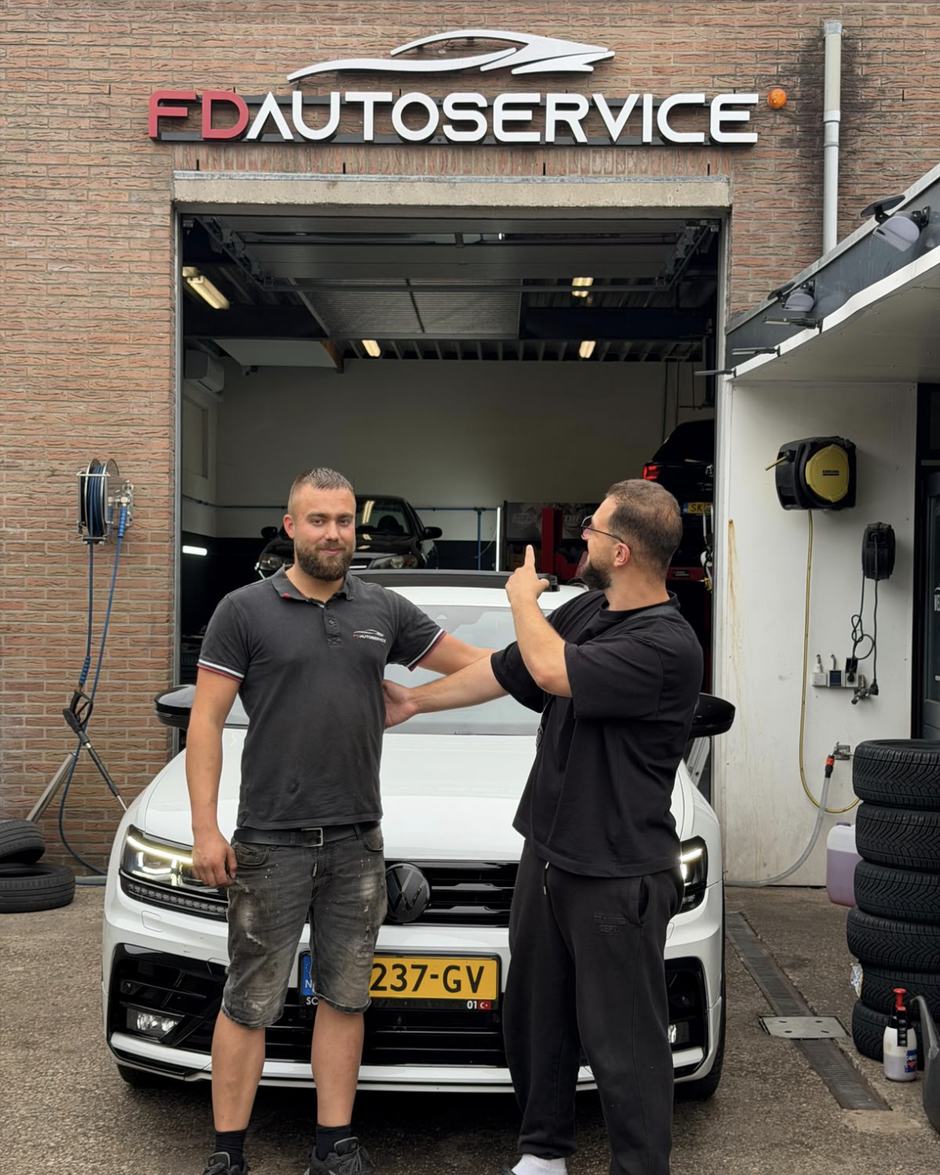 Het team van FD Autoservice voor de werkplaats aan de Westzijde 158C in Zaandam